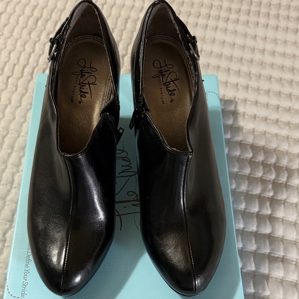 Life Stride Women's Black Leather Heels size 8.5
